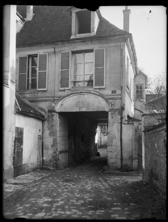 Vieux portail de l’ancienne abbaye