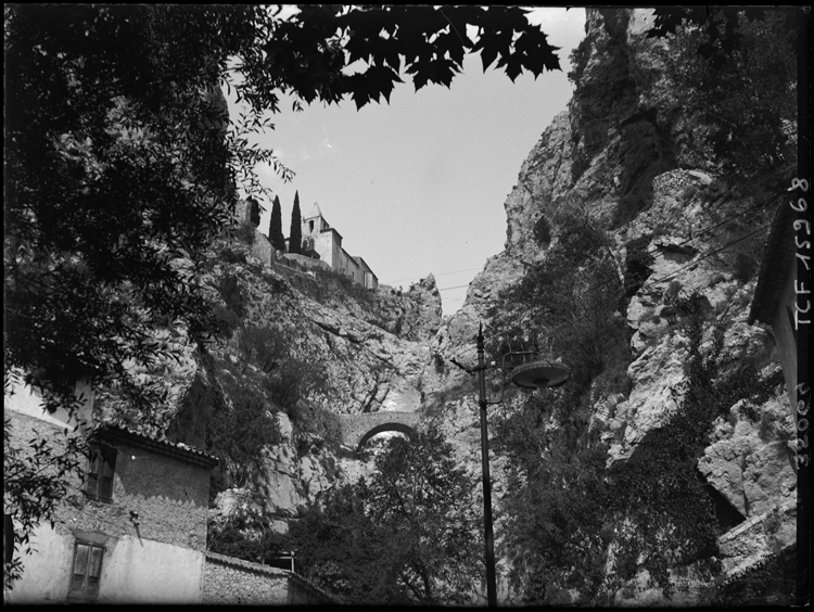 Contre-plongée sur la chapelle prise depuis le ravin Notre-Dame