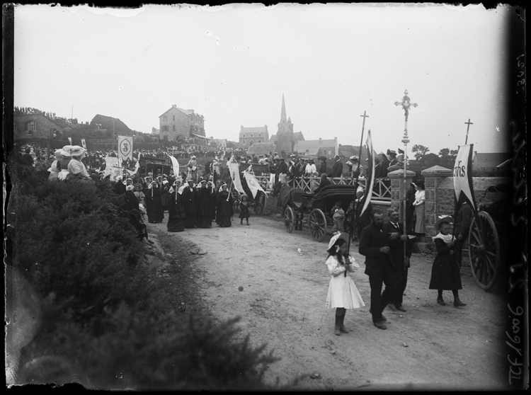 Procession pour le Pardon de Notre-Dame de la Clarté, la chapelle en arrière-plan