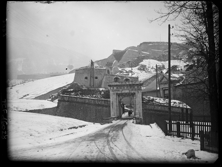 La porte de Pignerol et le corps de garde sous la neige