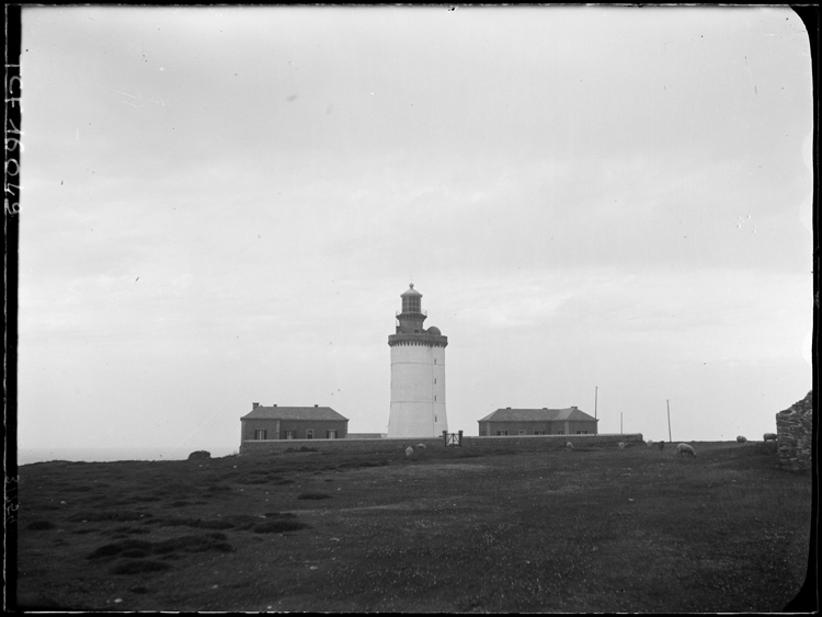 Vue d’ensemble sur le phare et les bâtiments attenants