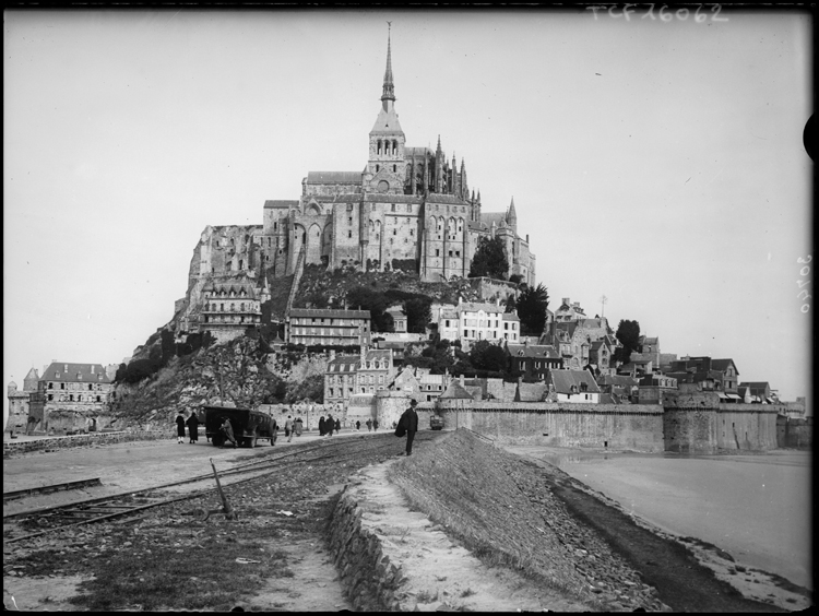 Vue générale depuis la chaussée d'accès