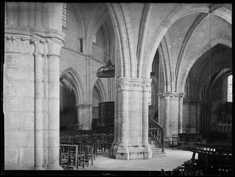 Vue partielle de la nef en direction du choeur, prise depuis le bas-côté Sud