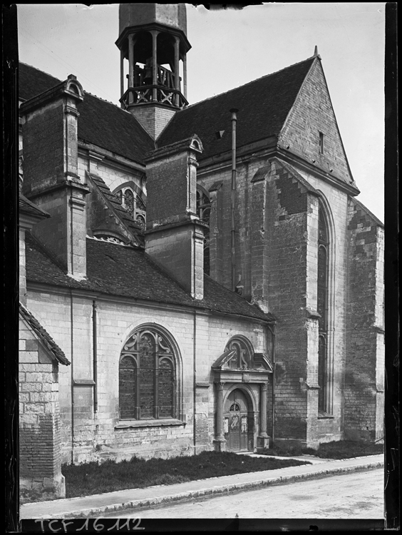 Vue partielle de la façade latérale Sud avec son portail (1610)