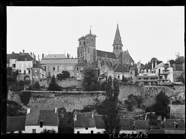 Panorama partiel de la ville, l’église Notre-Dame dominant l’ensemble