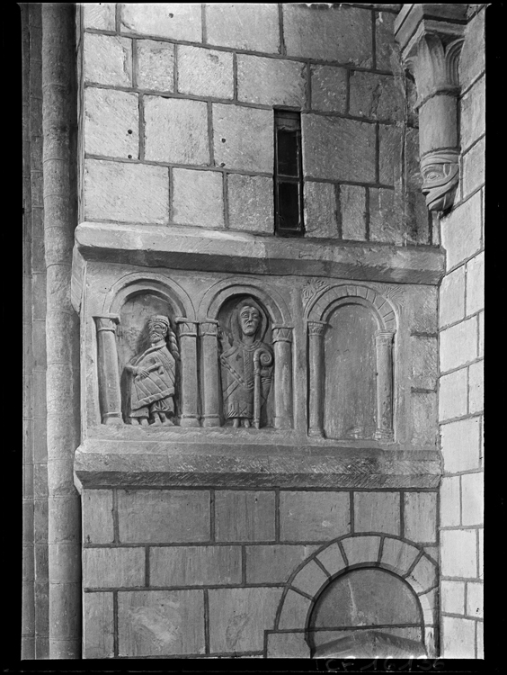 Vue rapprochée du bas-relief surmontant l’entrée du clocher dans l’église