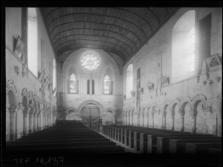 Intérieur de la nef pris depuis le choeur