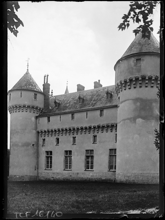 Ensemble sur parc avec tours circulaires