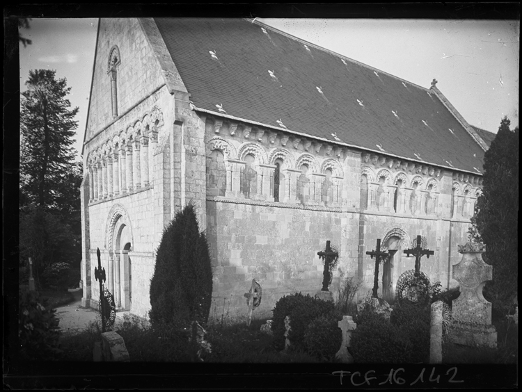 Façade Sud-ouest, le cimetière en premier plan