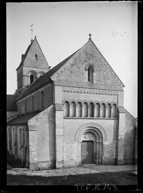 Façade occidentale avec clocher à l’arrière