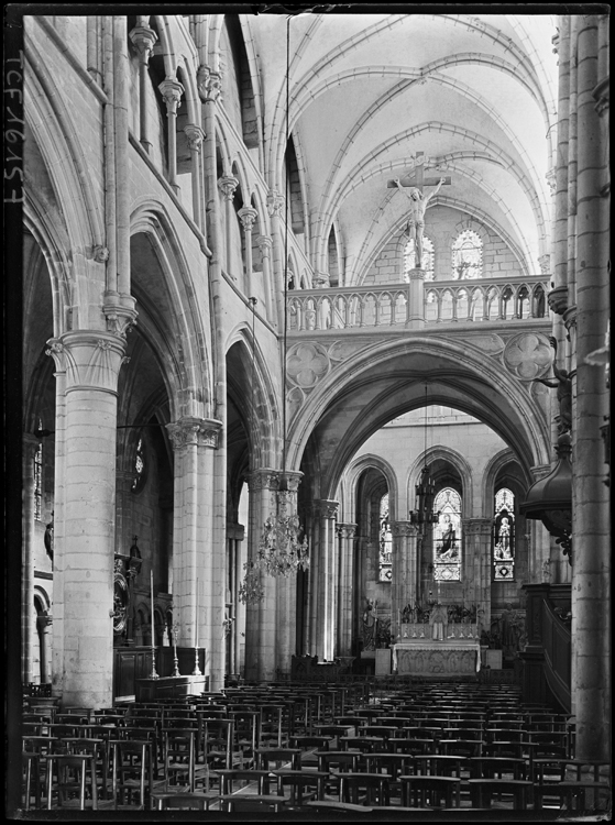 Vue intérieure partielle de la nef en direction du choeur