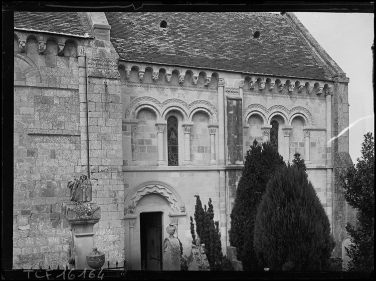 Façade Sud-est et son portail, le cimetière au premier plan