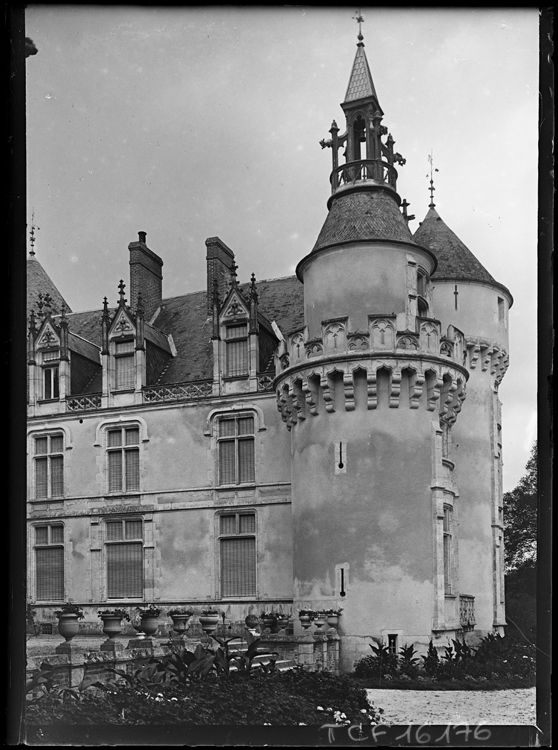 Angle avec tour de la façade sur parc