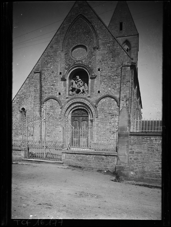 Façade occidentale et son portail d’entrée