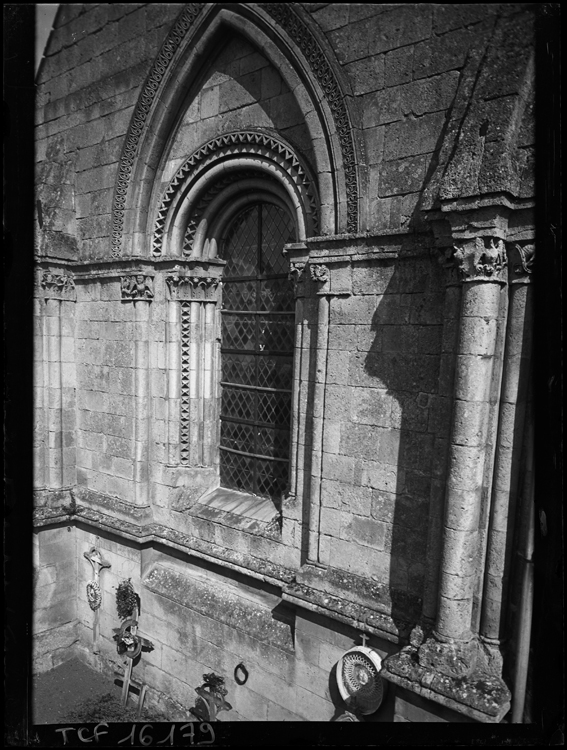 Vue rapprochée d’une baie du transept Sud