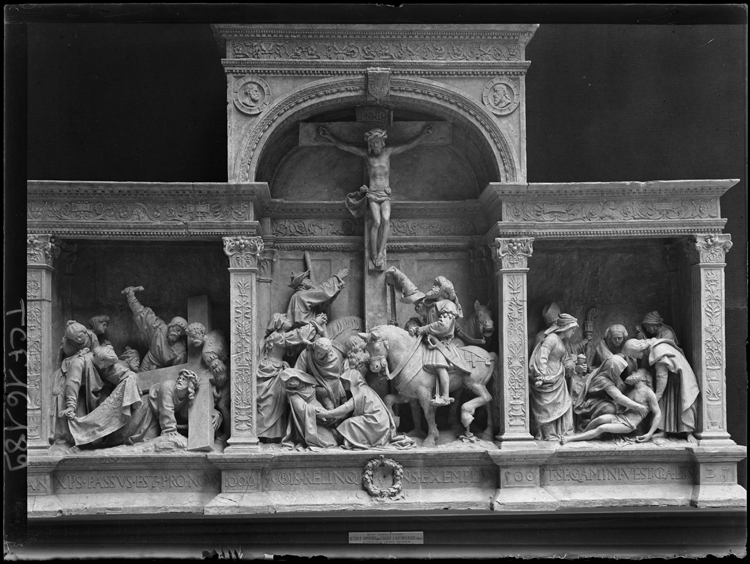 Retable sculpté : Portement de croix ; Calvaire ; Mise au tombeau