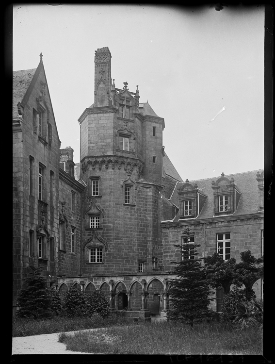 Tour d’escalier du 16e siècle reliant les deux ailes du bâtiment