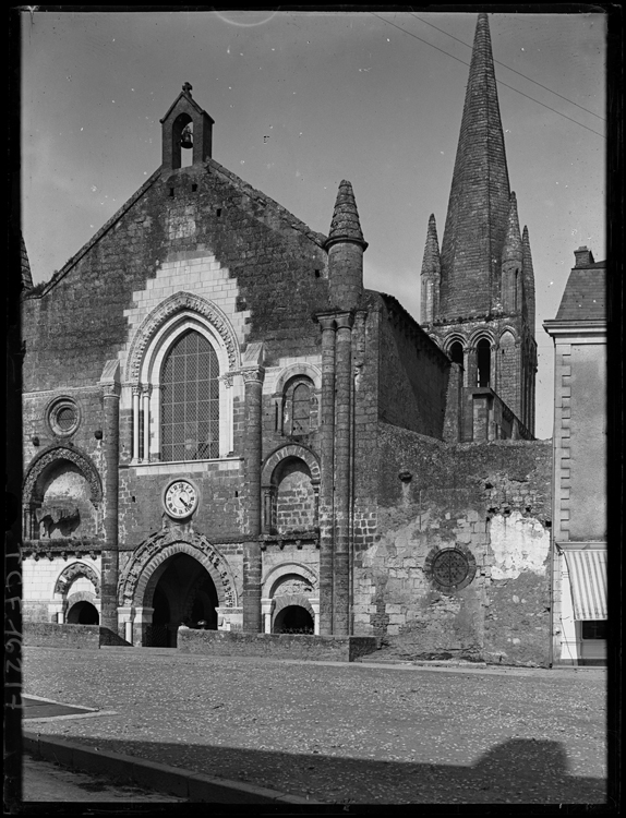 Façade occidentale de l’église abbatiale avec clocher à l’arrière-plan