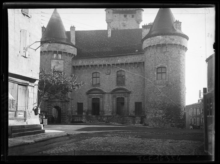 Façade sur la place