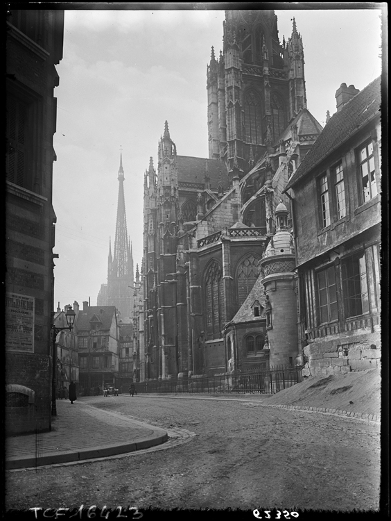 Perspective depuis la rue sur la partie Sud-est de l’église, avec sa tour romane