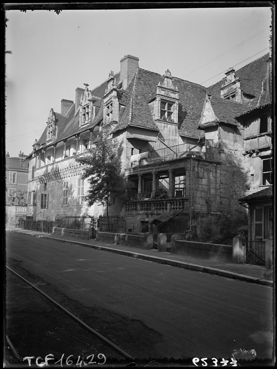 Façades prises latéralement depuis la rue