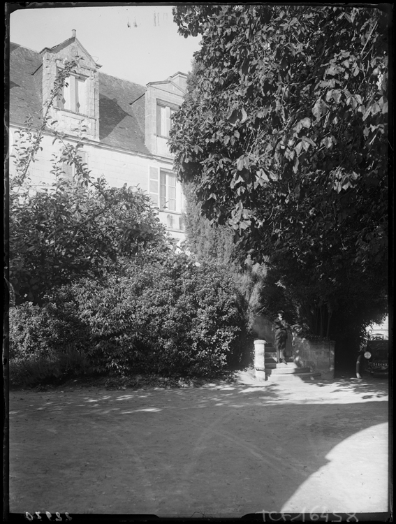 Façade d’entrée, un homme debout sur le perron