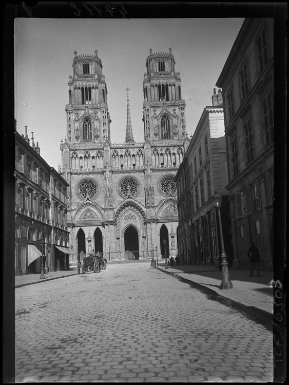 Perspective sur la façade occidentale depuis la rue Jeanne-d’Arc