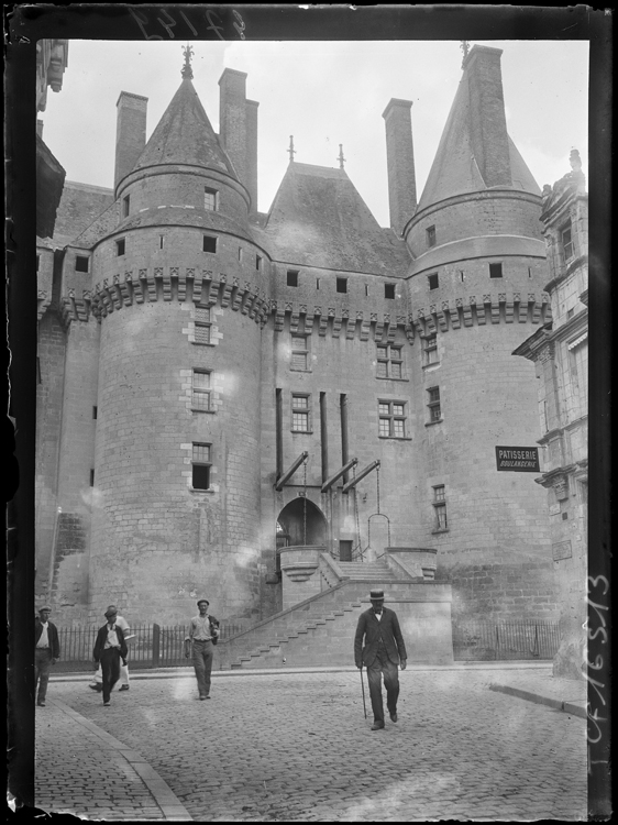 Façade d’entrée avec son pont-levis