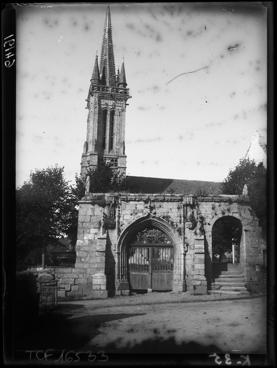 Partie haute du clocher et portail d’entrée de l’enclos