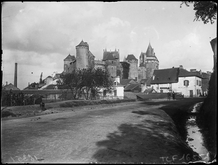 Ensemble castral pris depuis les berges de la Vilaine