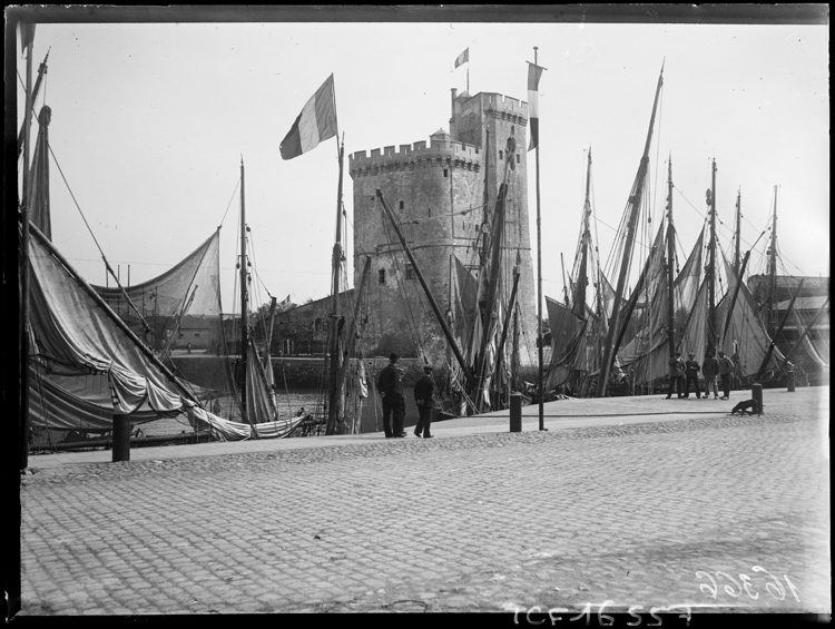 Bateaux accostés dans le vieux port avec, en arrière-plan, la tour Saint-Nicolas