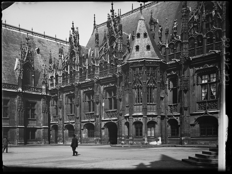 Vue partielle de la façade sur cour