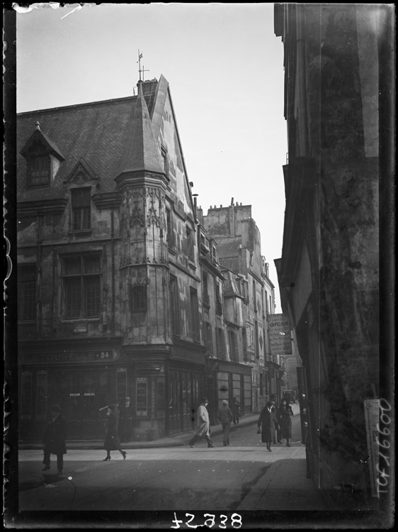 Angle de la façade avec sa tourelle en échauguette