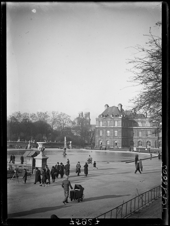 Promeneurs dans le jardin