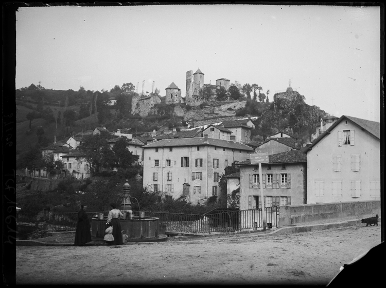 Panorama sur le village pris depuis le pont sur la Cère ; Au premier plan, femmes discutant à la fontaine publique