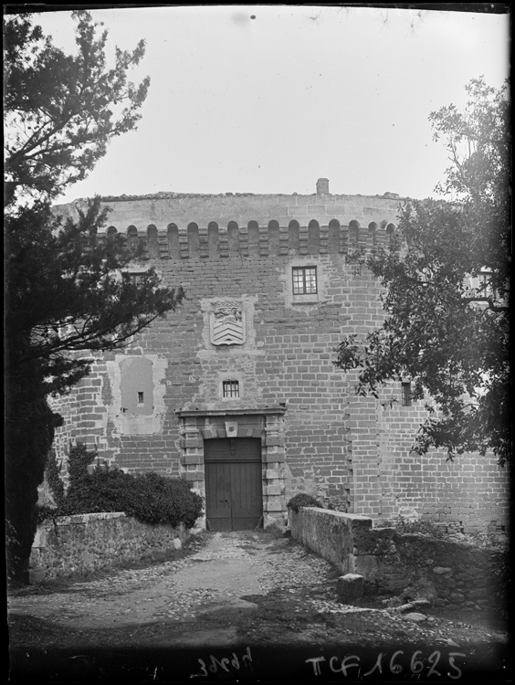 La porte d’accès avec son pont