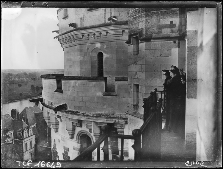 Visiteuses regardant la ville depuis un balcon du château