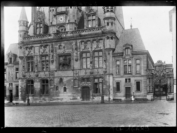 Façade sur la place