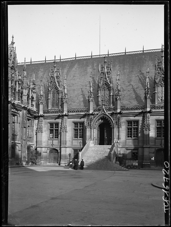 Escalier dans la cour intérieure