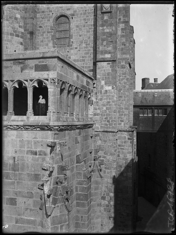 Vue prise de l’église [Détail architectural]