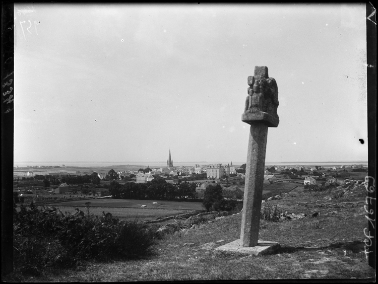 Carnac vue depuis les hauteurs du tumulus, le calvaire au premier plan