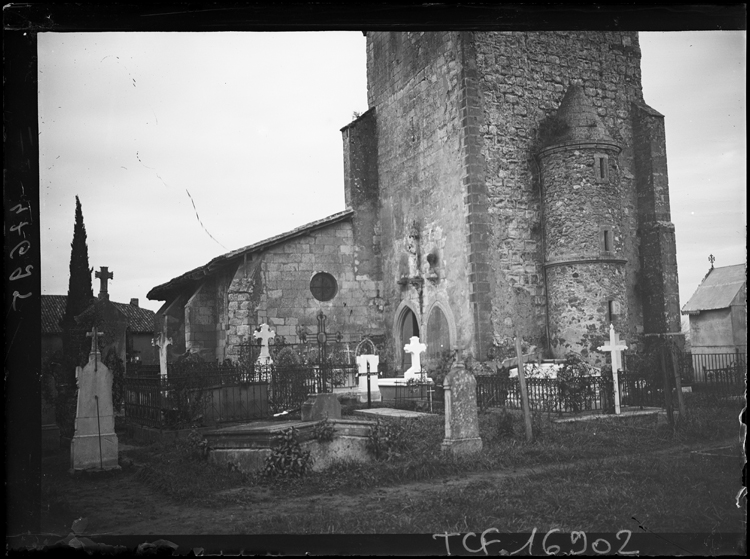 Partie basse de la façade Nord-ouest, le cimetière au premier plan