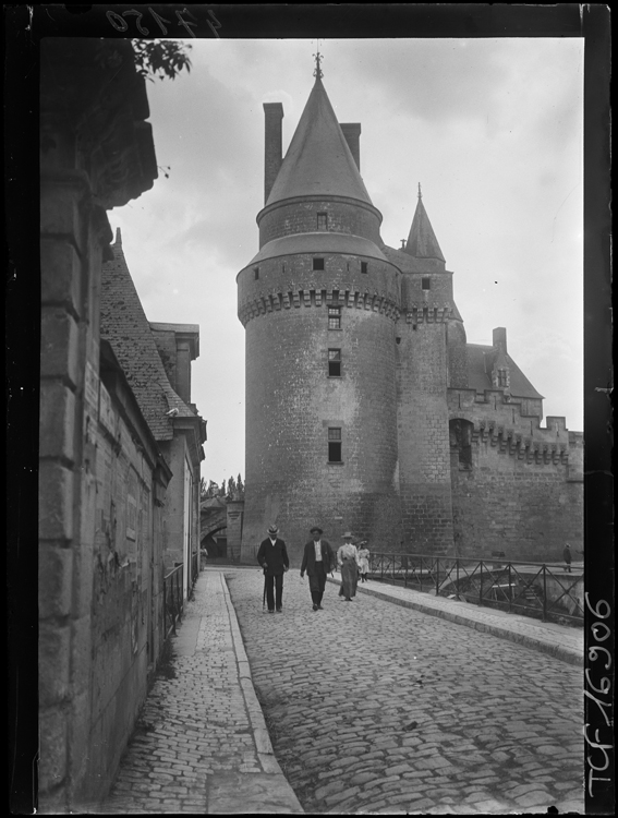 Vue sur l’une des tours prise depuis la rue