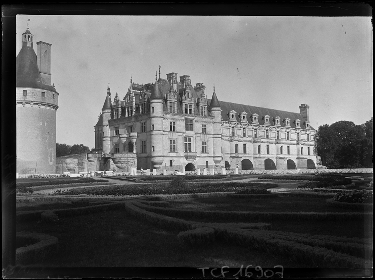 Vue d’ensemble prise depuis les jardins de Catherine de Médicis