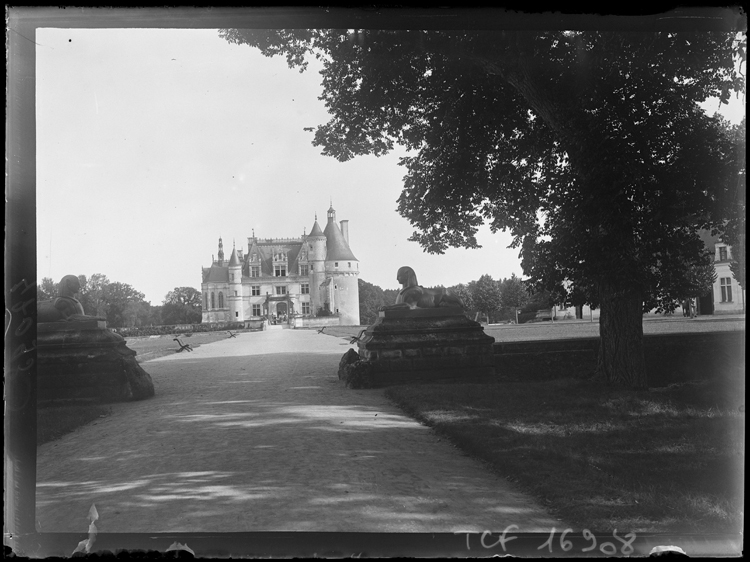 Allée d’accès au château