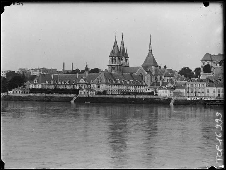 L’église Saint-Laumer vue de la Loire