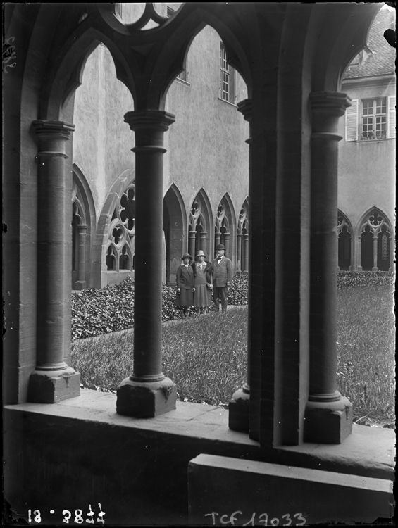 Trois visiteurs posant dans le jardin du cloître