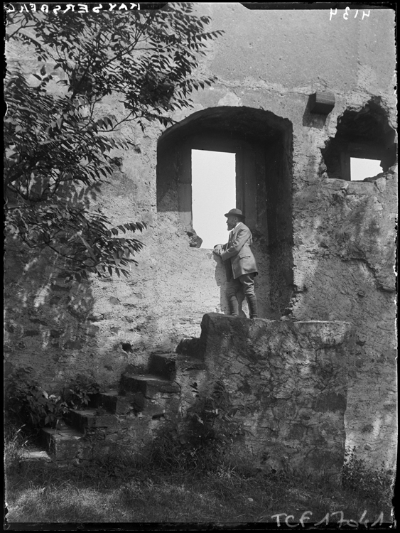 Homme posant au sommet d’un escalier de pierre