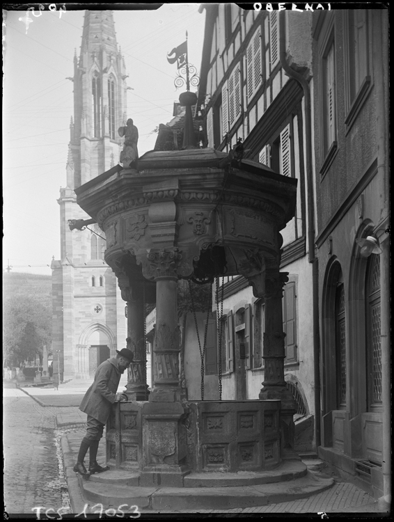 Homme penché au-dessus du puits