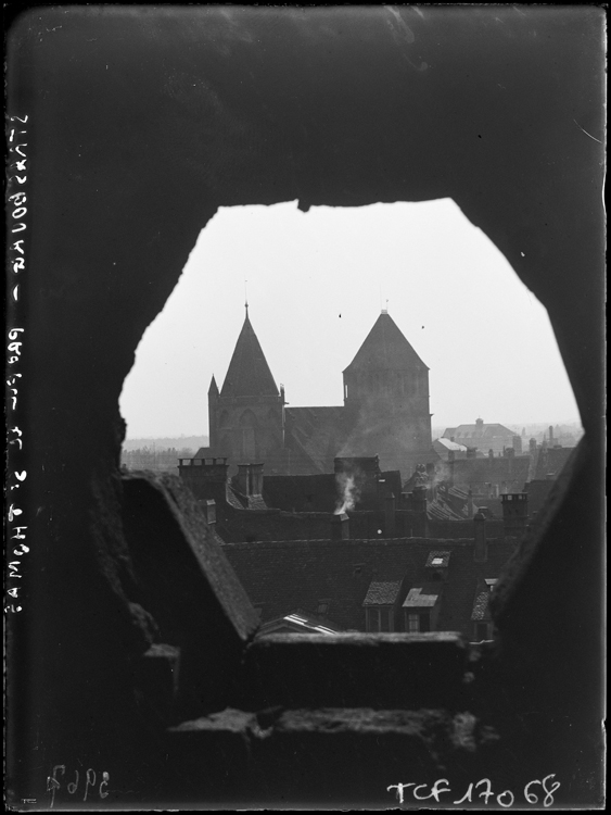 Profil de l’église [aperçu à travers un oculus]